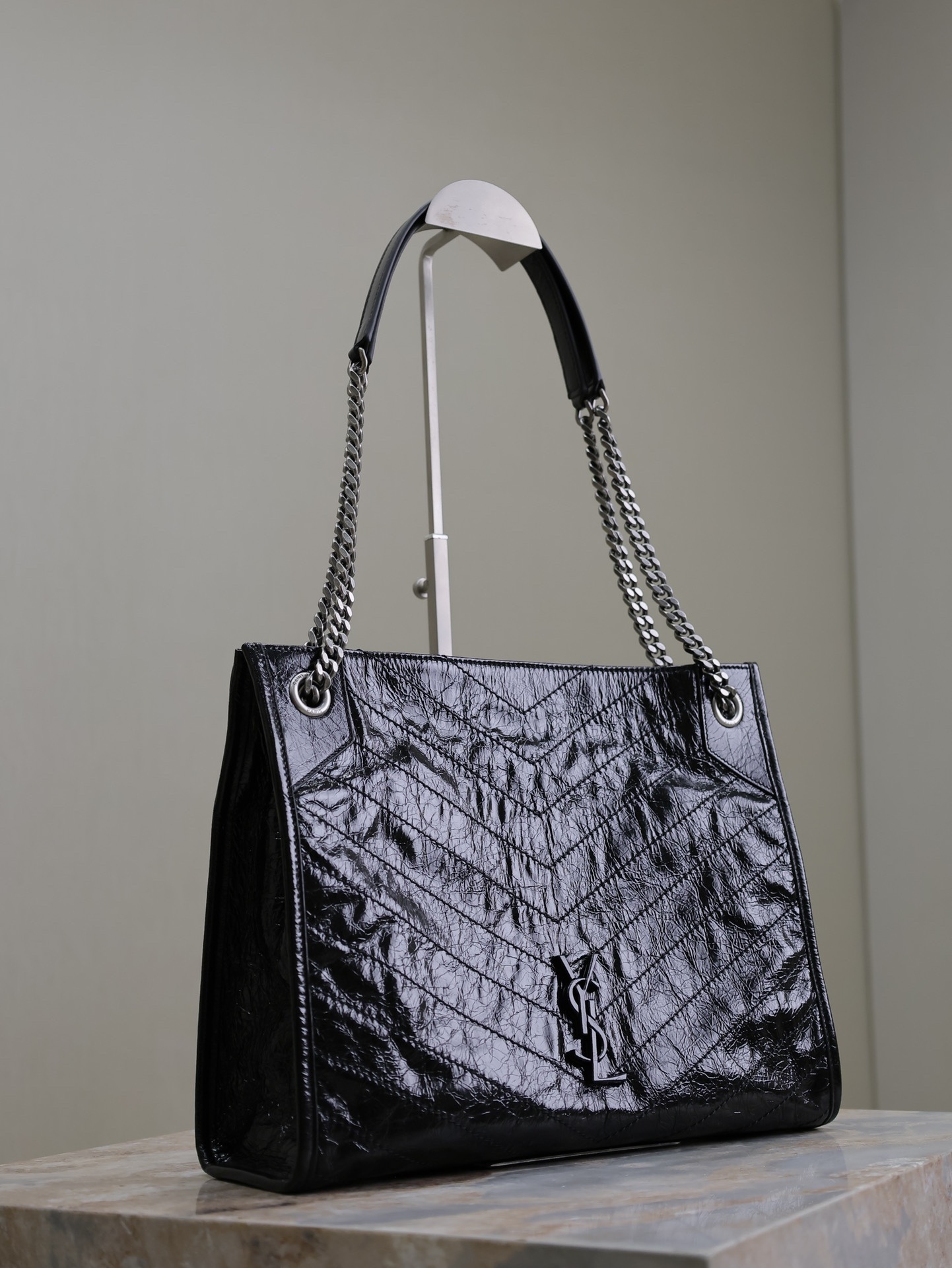 黑色·
Niki shopping bag_
意大利進口抓皺油蠟牛皮，五金是全牛皮包裹，工藝十分精湛！包袋中間有磁吸扣，保障了包包使用的安全性；內里有一拉鍊隔層及敞口插槽設計可放手機及零錢卡片，方便拿取，不會出現因為是大包而出現找不到東西的情況；包包自重非常輕，容量又足夠大，公文包、旅行包、購物袋、媽媽包隨意切換，實用性爆表！
型號：577999
尺寸：33x27x11.5cm