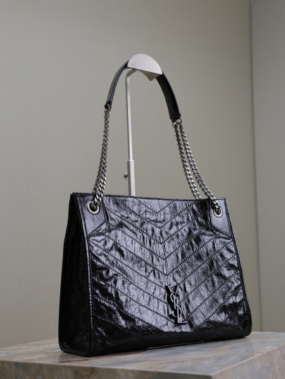 黑色·
Niki shopping bag_
意大利進口抓皺油蠟牛皮，五金是全牛皮包裹，工藝十分精湛！包袋中間有磁吸扣，保障了包包使用的安全性；內里有一拉鍊隔層及敞口插槽設計可放手機及零錢卡片，方便拿取，不會出現因為是大包而出現找不到東西的情況；包包自重非常輕，容量又足夠大，公文包、旅行包、購物袋、媽媽包隨意切換，實用性爆表！
型號：577999
尺寸：33x27x11.5cm