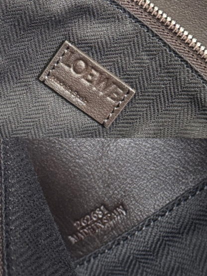 羅家🌟新款 🆕大號亮面牛皮革Panta Puzzle  手袋Puzzle 以別具一格的幾何線條勾勒長方體造型。此大號版本採用亮面牛皮革製成，飾有單寧布長褲風格細節 .可肩背、斜挎或手提*可拆卸可調節肩帶*拉鍊開合，牛皮革拉鍊頭*一個外部拉鍊後袋，一個內部插袋人字紋棉質帆布襯里*Anagram 壓紋
size: 33×14.7×21.5cm
型號：052500