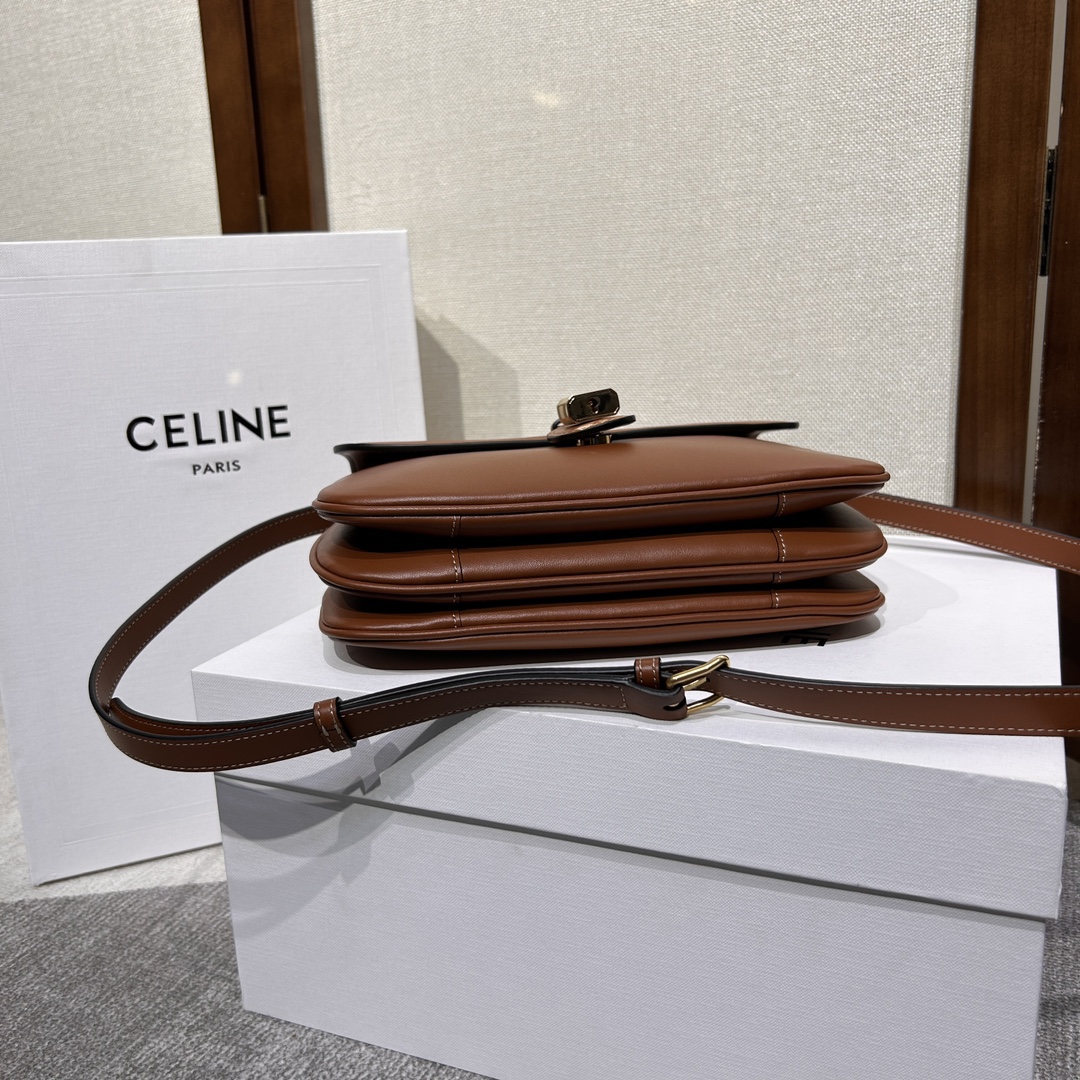 CELINE TABOU全新復古郵差包~是新一季個人覺得最耐看包型 進口牛皮/內里羊皮 全套包裝 隨意對比[愛心]
尺寸：22 *16 *7cm
款號搜：196583