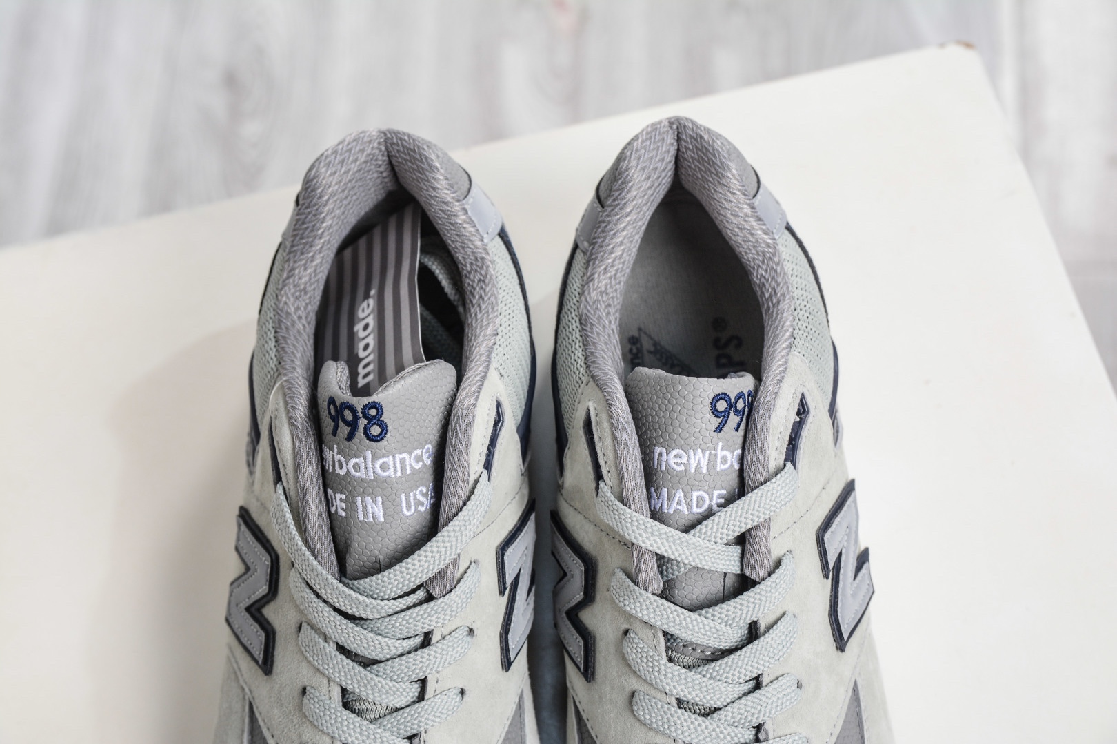 New Balance M998 Made in USA NB新百倫高端美產血統系列經典復古休閒運動慢跑鞋 
貨號：M998WT
尺碼：39.5 40 40.5 41.5 42 42.5 43 44