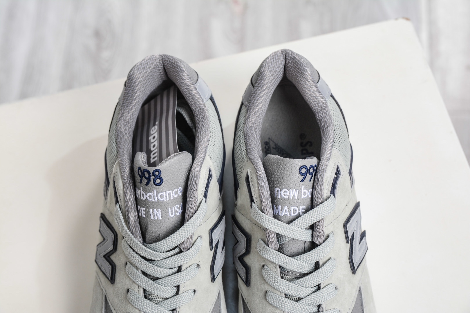 New Balance M998 Made in USA NB新百倫高端美產血統系列經典復古休閒運動慢跑鞋 
貨號：M998WT
尺碼：39.5 40 40.5 41.5 42 42.5 43 44