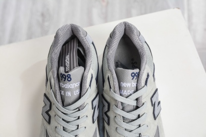 New Balance M998 Made in USA NB新百倫高端美產血統系列經典復古休閒運動慢跑鞋 
貨號：M998WT
尺碼：39.5 40 40.5 41.5 42 42.5 43 44