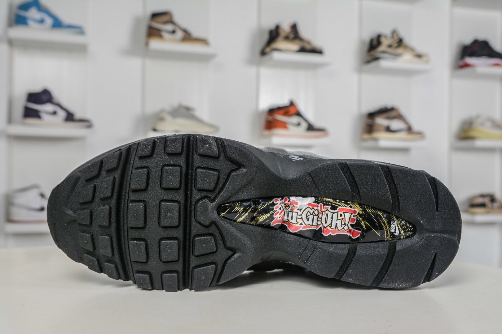 Yu-Gi-Oh! x NK Air Muscle 95時尚舒適減震耐磨低幫休閒跑步鞋 遊戲王聯名灰色
貨號：II7404 100 
 SIZE：40 40.5 41 42 42.5 43 44 44.5 45 45.5 46 47.5 48.5