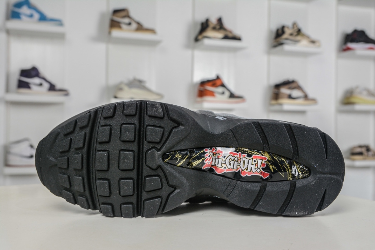 Yu-Gi-Oh! x NK Air Muscle 95時尚舒適減震耐磨低幫休閒跑步鞋 遊戲王聯名灰色
貨號：II7404 100 
 SIZE：40 40.5 41 42 42.5 43 44 44.5 45 45.5 46 47.5 48.5
