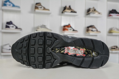 Yu-Gi-Oh! x NK Air Muscle 95時尚舒適減震耐磨低幫休閒跑步鞋 遊戲王聯名灰色
貨號：II7404 100 
 SIZE：40 40.5 41 42 42.5 43 44 44.5 45 45.5 46 47.5 48.5