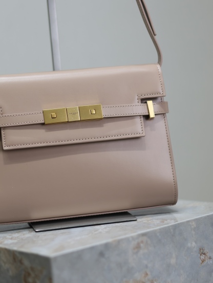 Manhattan_24cm
專櫃同步新款Manhattan法棍包小號24cm全新到貨！最新包型翻蓋曼哈頓法棍包，一改以往經典的logo，取而代之低調簡約的設計風格，它有點像H家的凱莉，很有復古的味道！商務➕休閒兩者結合，總結起來就是百搭！可以手拿，可以單肩或斜挎，一包多用，滿足了商務型女士，又滿足了小女生的休閒！精心挑選的原廠皮、完美的走線、精緻的五金讓整個包包都散髮出高級的味道！
型號：675626
尺寸：24x17.5x6cm