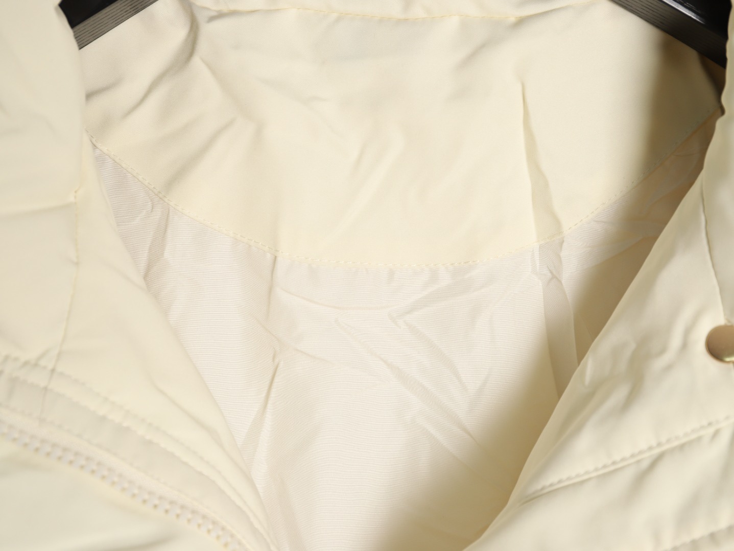 THOM BROWNE/湯姆布朗TB 四槓小狗長款羽絨服
採用進口90鴨絨填充 內外里加雙層內膽不會跑毛 高密度防風抗寒功能性面料 手感柔軟舒適  工藝更是精湛 嚴防鑽絨 採用國際先進的真空充絨技術 增加空氣隔層 不損傷羽線 能保持羽原有的柔軟性、彈性及手感 將羽絨的保暖性發揮到最佳！
N Size：S-M