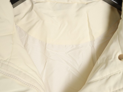 THOM BROWNE/湯姆布朗TB 四槓小狗長款羽絨服
採用進口90鴨絨填充 內外里加雙層內膽不會跑毛 高密度防風抗寒功能性面料 手感柔軟舒適  工藝更是精湛 嚴防鑽絨 採用國際先進的真空充絨技術 增加空氣隔層 不損傷羽線 能保持羽原有的柔軟性、彈性及手感 將羽絨的保暖性發揮到最佳！
N Size：S-M