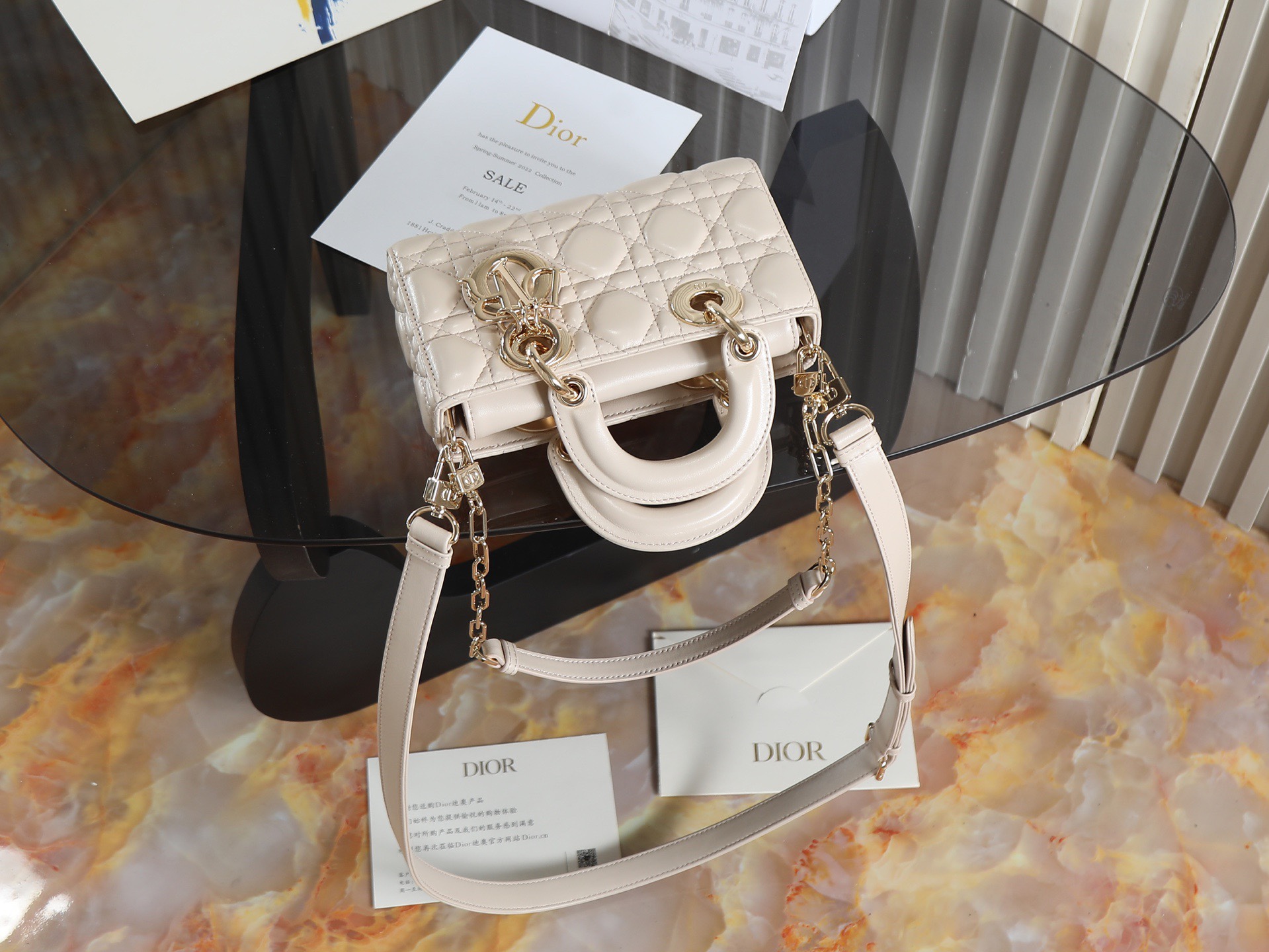 原廠級 米杏色 迷你尺寸
𝗗𝗶𝗼𝗿 𝗗-𝗝𝗼𝘆 𝗯𝗮𝗴羊皮2025款新款
時尚果然就是輪回，回歸了一把中古戴妃
長方包形，短鏈條➕細長肩帶直接封神！！
復古時髦感超強，真是什麼場合都可以把住
絕對是lady中的天花板了，強勢出圈啦姐妹們
款號：0636
尺寸：19x10.5x5.5cm
