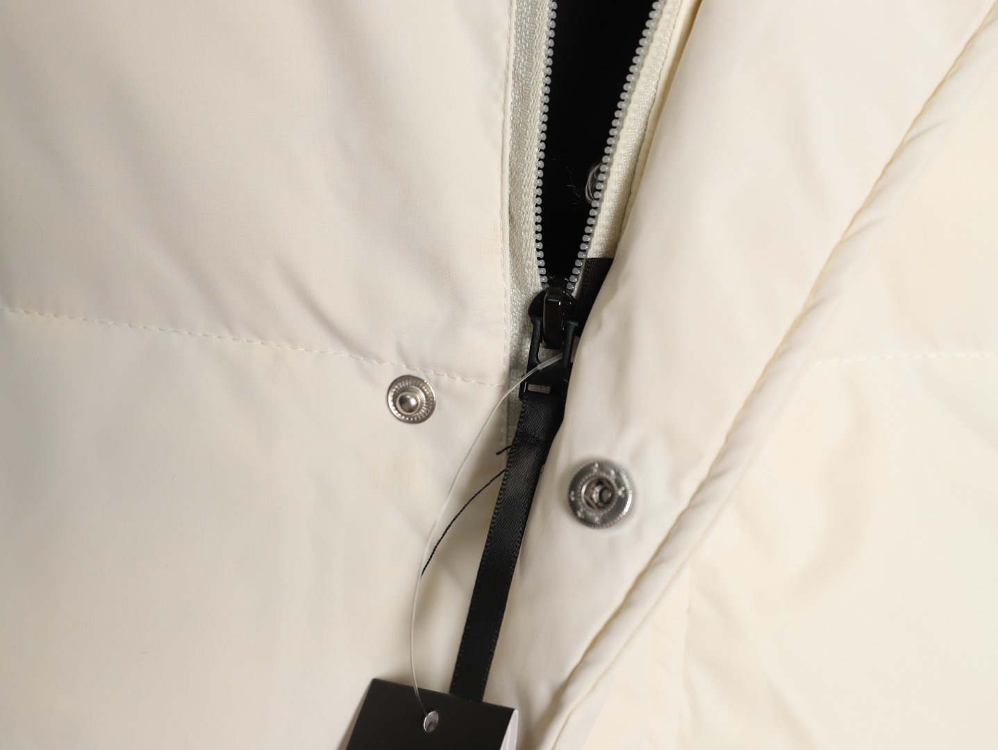 Adidas 阿迪達斯 三條槓保暖專櫃長款落肩款羽絨服
明星同款阿迪羽絨服 adidas 休閒舒適保暖長款羽絨服 男女同款  面料採用原版定制防水防靜電布料 內里採用尼龍雙層封禁設計 過膝長款設計超級保暖 分區填充300克標準80白鴨絨 蓬松度超好 輕便不厚重 拉鍊帶有定制logo 袖子側邊經典三條槓 內里配備口袋 胸前刺繡硅膠小標 清晰立體又飽滿 袖口鬆緊設計更加防風保暖 下擺按扣設計可隨意調節 方便戶外行動 寬松的版型不挑人 穿上就是行走的棉被 絲毫不懼寒冬 
L SIZE:S-XL