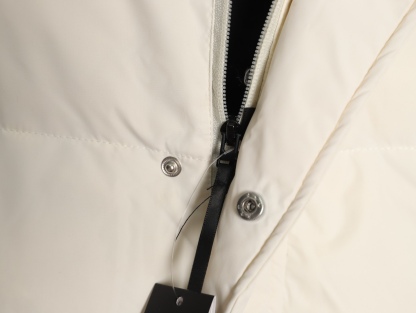 Adidas 阿迪達斯 三條槓保暖專櫃長款落肩款羽絨服
明星同款阿迪羽絨服 adidas 休閒舒適保暖長款羽絨服 男女同款  面料採用原版定制防水防靜電布料 內里採用尼龍雙層封禁設計 過膝長款設計超級保暖 分區填充300克標準80白鴨絨 蓬松度超好 輕便不厚重 拉鍊帶有定制logo 袖子側邊經典三條槓 內里配備口袋 胸前刺繡硅膠小標 清晰立體又飽滿 袖口鬆緊設計更加防風保暖 下擺按扣設計可隨意調節 方便戶外行動 寬松的版型不挑人 穿上就是行走的棉被 絲毫不懼寒冬 
L SIZE:S-XL