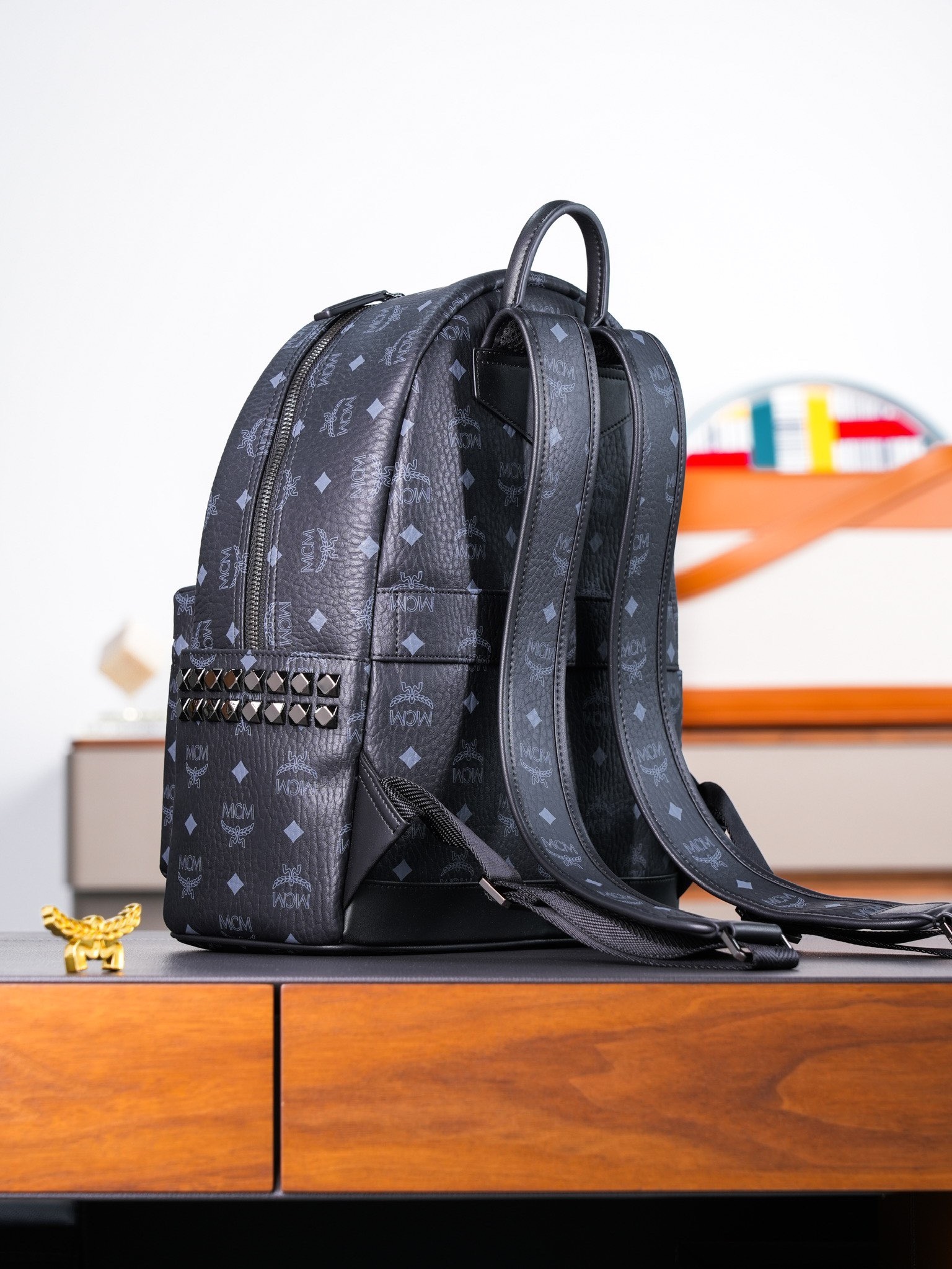 𝙈𝘾𝙈 𝙎𝙩𝙖𝙧𝙠 𝙎𝙞𝙙𝙚 𝙎𝙩𝙪𝙙𝙨，𝘽𝙖𝙘𝙠𝙥𝙖𝙘𝙠 𝙞𝙣 𝙑𝙞𝙨𝙚𝙩𝙤𝙨黑色小中号#铆钉双肩背包🎒黑色
# 男女同款包 # 背包里的黑酷天花板
这款双肩背包结构规整，采用经典Visetos材料制成，并饰以豪华的Nappa皮革饰边，其内部空间充裕，金字塔形的铆钉侧边使其前卫感十足。