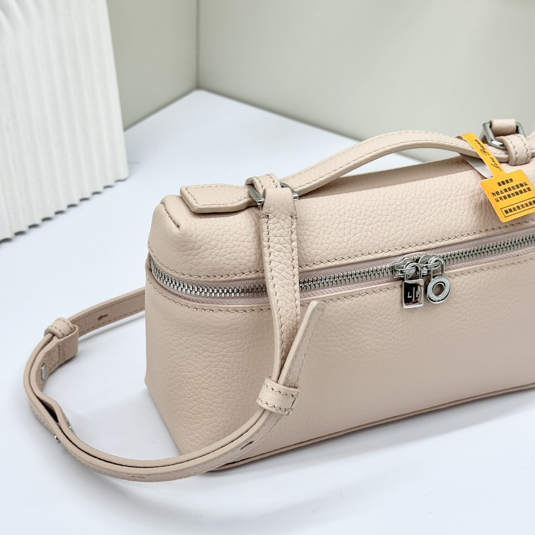 𝓛𝓸𝓻𝓸 𝓟𝓲𝓪𝓷𝓪諾悠翩雅
𝑬𝒙𝒕𝒓𝒂 𝑷𝒐𝒄𝒌𝒆𝒕 𝑳𝟏𝟗 
這是一款大開口結構的功能性設計的手拿包，經典風格和簡約設計的組合體。包身採用進口原廠小牛皮材質，輕微的錘紋呈現優雅的紋理，內里採用進口原廠小羊皮。皮革手柄和可拆卸肩帶，可打造出不同背法實用百搭。雙向拉鍊開合，搭配My Charms銀色金屬掛飾。（LP特級全鋼配件五金）
size：11×19×6.5cm
貨號：FAN4046
配套全套專櫃禮盒包裝🎁