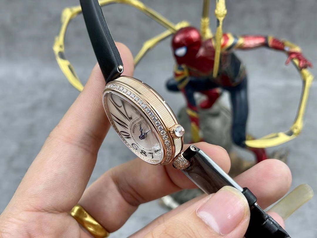 [玫瑰][玫瑰]最強 升級版 頂級 復刻女款 寶璣那不勒斯皇后系列，
【表殼】腕表尺寸分別為中號36.5x28.5毫米 
鵝卵形表殼高雅大氣，表殼外緣飾有錢幣紋。表圈和表殼周圍鑲嵌共117顆施華洛水晶（約0.99克拉）。表冠處鑲有一顆梨形晶石（約0.26克拉）
【精彩細節】
1.與原裝吻合，在表殼背部均打有貴金屬標識，效果清晰工整，彰顯腕表檔次。2.穹面玻璃，從側面看不僅有魚眼效果，還能折射鑽石帶來的璀璨光芒，更顯腕表高貴血統。
3.為了達到原裝K金質量的手感，調試了表殼內部結構的配重，做到重量與原版如出