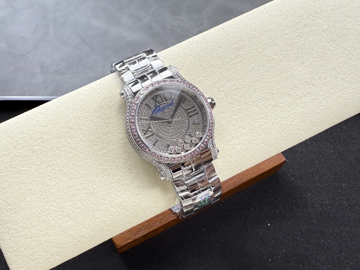 YF-新品🆕 滿鑽 快樂鑽36mm
2025最新款滿天星   原裝搭配美洲鰐魚錶帶 搭配2892機芯 蕭邦（HAPPY DIAMONDS）作為蕭邦最暢銷的系列一直以細膩的手法詮釋蕭邦標誌性靈動鑽石的概念，此系列作品柔美而時尚，都說男戴萬國女戴蕭邦 有金（進）有鑽（賺）寓意也很好。錶盤內的鑽石滾珠可自由滑行轉動，時來運轉 財運滾滾，讓每一位女性都以最迷人的造型驚艷世人。 這次給大家帶來的蕭邦快樂鑽系列 這次給大家帶來的蕭邦快樂鑽系列 是肖邦旗下最具代表性的腕表 最有特色的夾層玻璃的7顆，7顆鑽石產生自旋