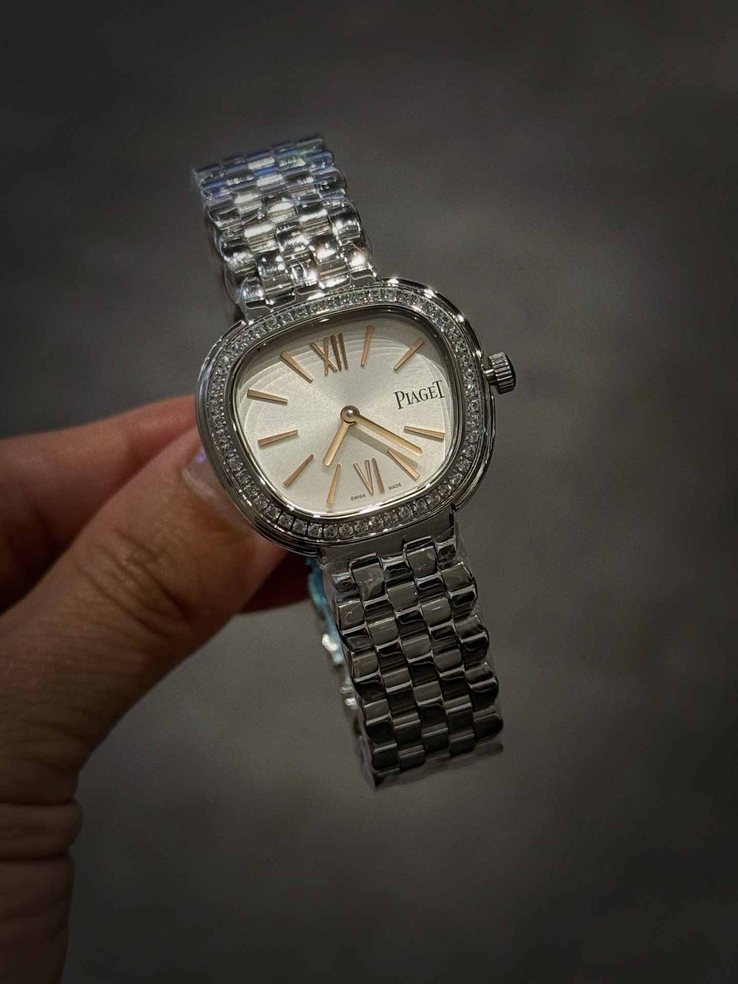 A8 factory•伯爵全新腕表 ﻿ #PiagetSixtie鎏金悅影系列 ﻿ 在瑞士鐘錶展「鐘錶與奇跡」閃亮登場！這款腕表游走於非凡制表工藝與黃金工藝之間，簡直是時尚與藝術的完美結合。Sixtie腕表採用獨特的梯形設計，重新詮釋1960年代末大膽華麗的風格，展現出獨特的魅力與優雅。
✨Sixtie系列腕表
✨直徑29毫米,
✨CNC數控雕刻精鋼梯形表殼
✨專櫃同步超薄厚度僅僅7mm
✨銀色太陽緞面打磨錶盤
✨316L精鋼錶鏈,搭載伯爵進口石英機芯  
認准A8出品！必屬精品！大廠品質！歡迎轉載！
