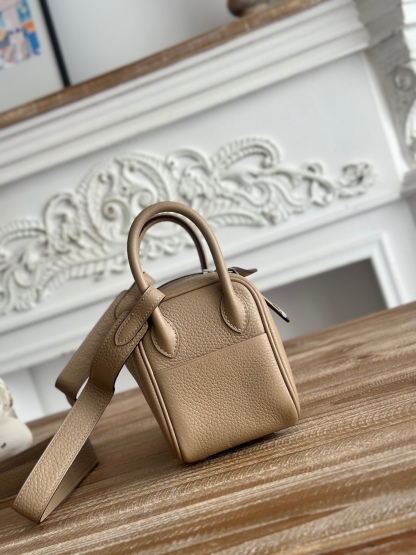 迪lindy 19cm	
Tc皮 蜜蠟線半手工縫製
lindy19保留了琳迪包所有細節的完整設計，側口袋、拉鍊等全部都是經典的設計√
這只小可愛暴擊了多少人的少女心