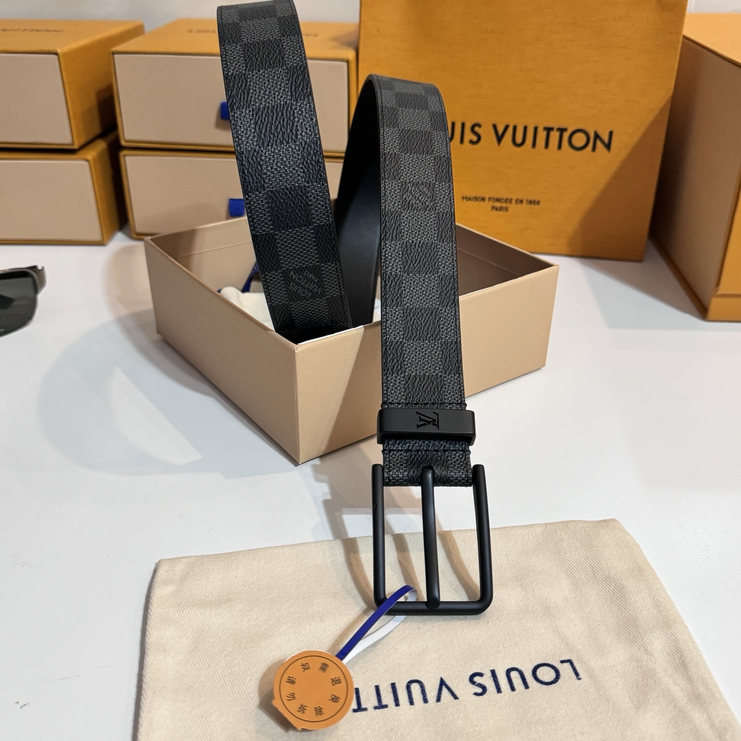 
寬度：3.5cm Frog 雙面腰帶以創意筆觸展現千禧潮流風範，巧妙致敬鄉村搖滾文化。做舊皮革令 Damier 格紋流露復古韻致，圓潤方形搭扣回溯品牌經典硬箱元素🆚