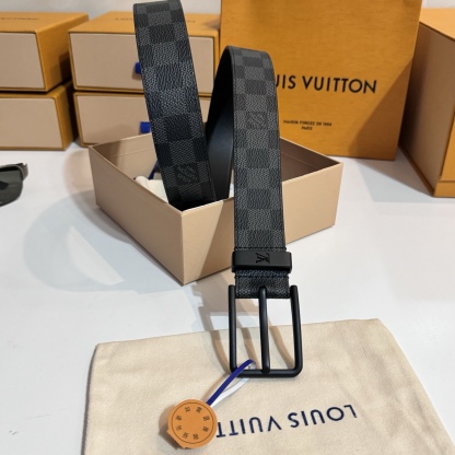 
寬度：3.5cm Frog 雙面腰帶以創意筆觸展現千禧潮流風範，巧妙致敬鄉村搖滾文化。做舊皮革令 Damier 格紋流露復古韻致，圓潤方形搭扣回溯品牌經典硬箱元素🆚