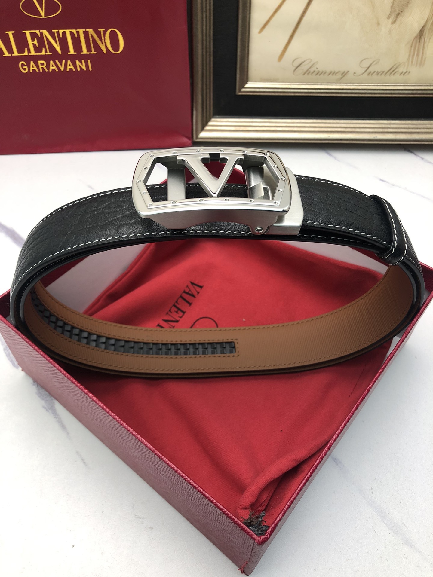 華倫天奴：原單頭層牛皮大象皮紋面，內襯頭層小牛皮底，搭配原單自動扣，可裁剪的自動帶，此款腰帶面雙採用意大利原定廠制進口牛皮帶身 ，對專版櫃足寬3.5