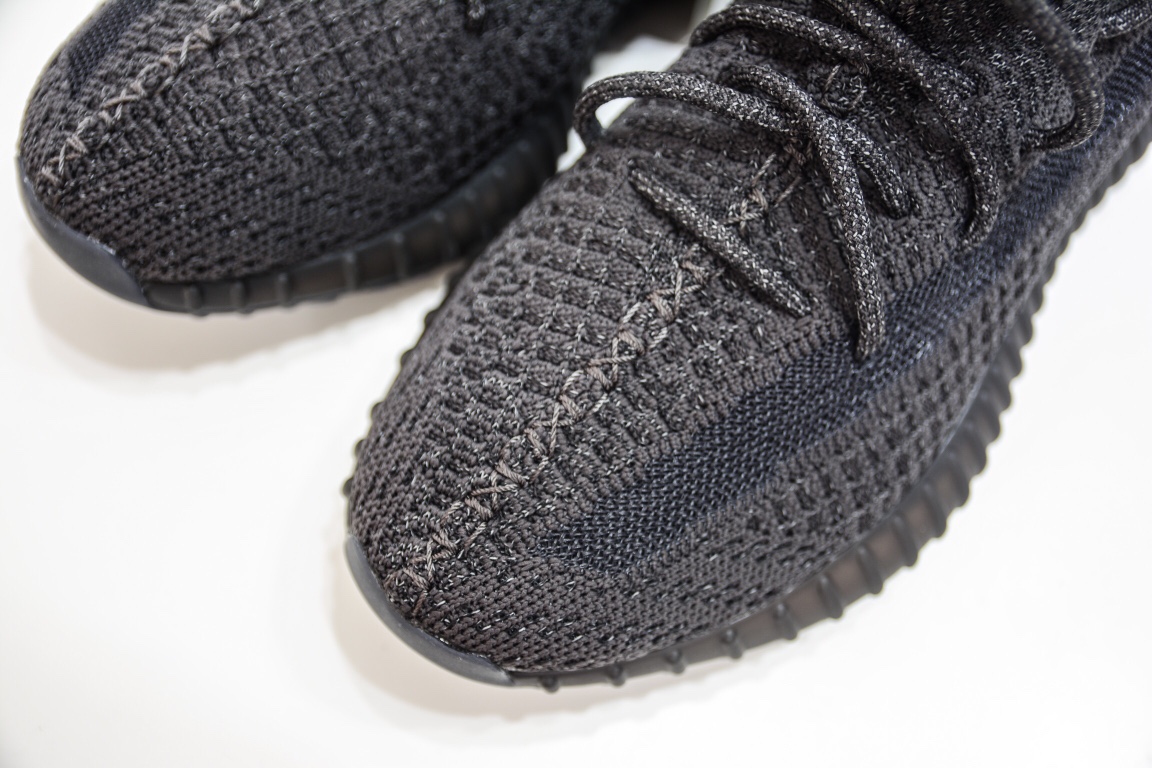 

【顶级版本】Adidas Yeezy Boost 350V2 黑满天星
  市面做好的版本 品控细节无敌 
上脚踩屎感无敌 夏季鞋柜主力👏

货号：FU9007
尺码：36 36 36.5 37 38 38.5 39 40 40.5 41 42 42.5 43 44 44.5 45 46 46.5 47 48