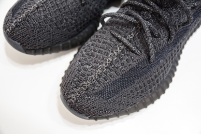 

【顶级版本】Adidas Yeezy Boost 350V2 黑满天星
  市面做好的版本 品控细节无敌 
上脚踩屎感无敌 夏季鞋柜主力👏

货号：FU9007
尺码：36 36 36.5 37 38 38.5 39 40 40.5 41 42 42.5 43 44 44.5 45 46 46.5 47 48