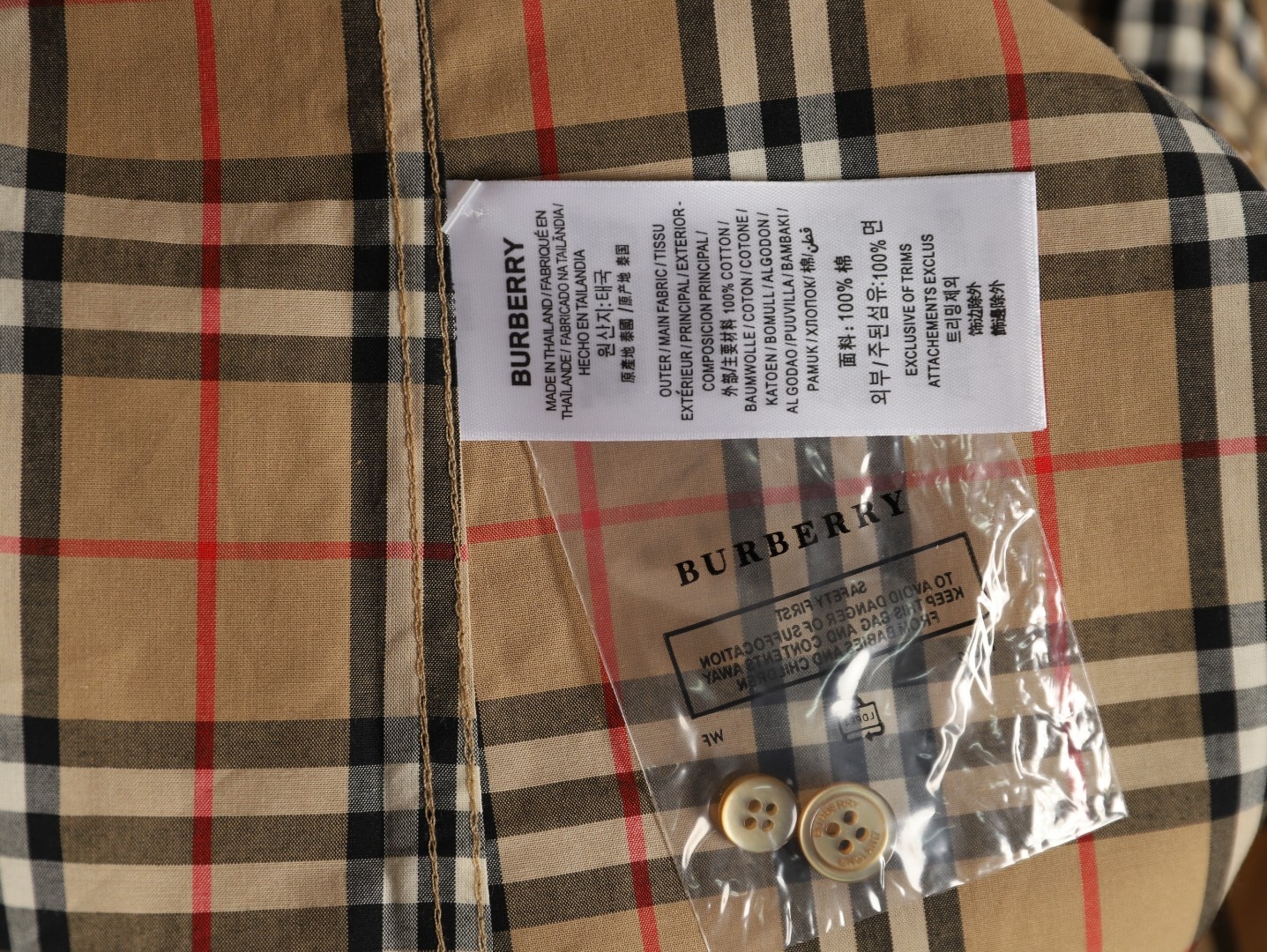 Burberry/巴寶莉 經典口袋小格紋棉質長袖襯衫
面料採用雙股80支梭織小斜紋面料，格紋對位，
紗線定織定染，每個獨立的尺碼都是定位裁片，前幅，口袋，
袖子等部位都是對格對位的，工序複製，費時費料，採用純天然珍珠貝殼紐扣，
洗水嘜定制，多處手工一片一片激光剪裁對位，
所有工序，用料都是ZP做法，區別市面一眼假版本
顏色：卡其小格
S Size：S-XL