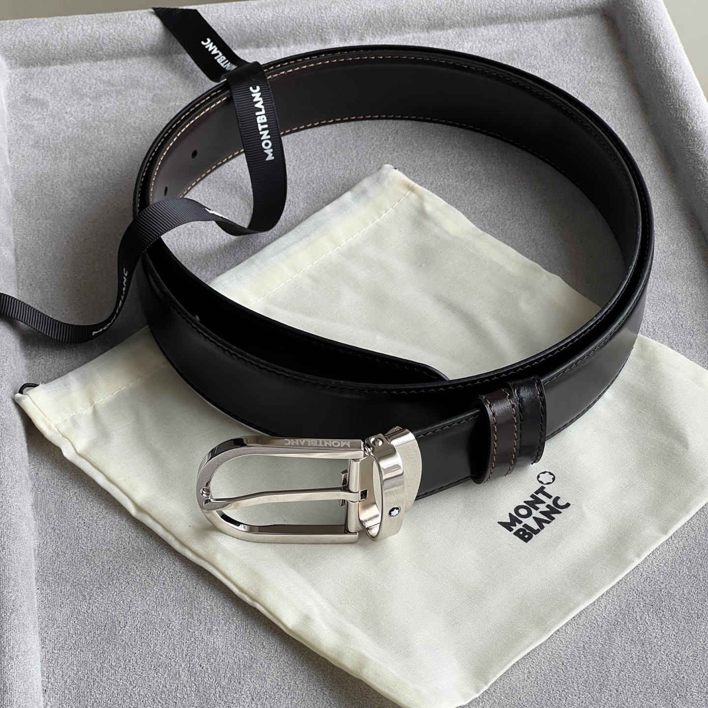 馬蹄形帶扣黑色/棕色雙面皮帶（35毫米）
馬蹄形閃亮鍍釕帶扣。可調節長度，3.5cm黑色和棕色雙面皮帶。打造經典靈動造型。
貨號 錶帶描述 黑色和棕色雙面牛皮皮帶 皮革圖案 金屬圓環上飾有萬寶龍六角白星 標識 搭扣裝置 易開啓裝置，可調節皮帶長度
搭扣形狀 馬蹄形主要顏色 黑色 | 棕色 搭扣類型 針扣式表扣