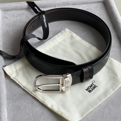 馬蹄形帶扣黑色/棕色雙面皮帶（35毫米）
馬蹄形閃亮鍍釕帶扣。可調節長度，3.5cm黑色和棕色雙面皮帶。打造經典靈動造型。
貨號 錶帶描述 黑色和棕色雙面牛皮皮帶 皮革圖案 金屬圓環上飾有萬寶龍六角白星 標識 搭扣裝置 易開啓裝置，可調節皮帶長度
搭扣形狀 馬蹄形主要顏色 黑色 | 棕色 搭扣類型 針扣式表扣