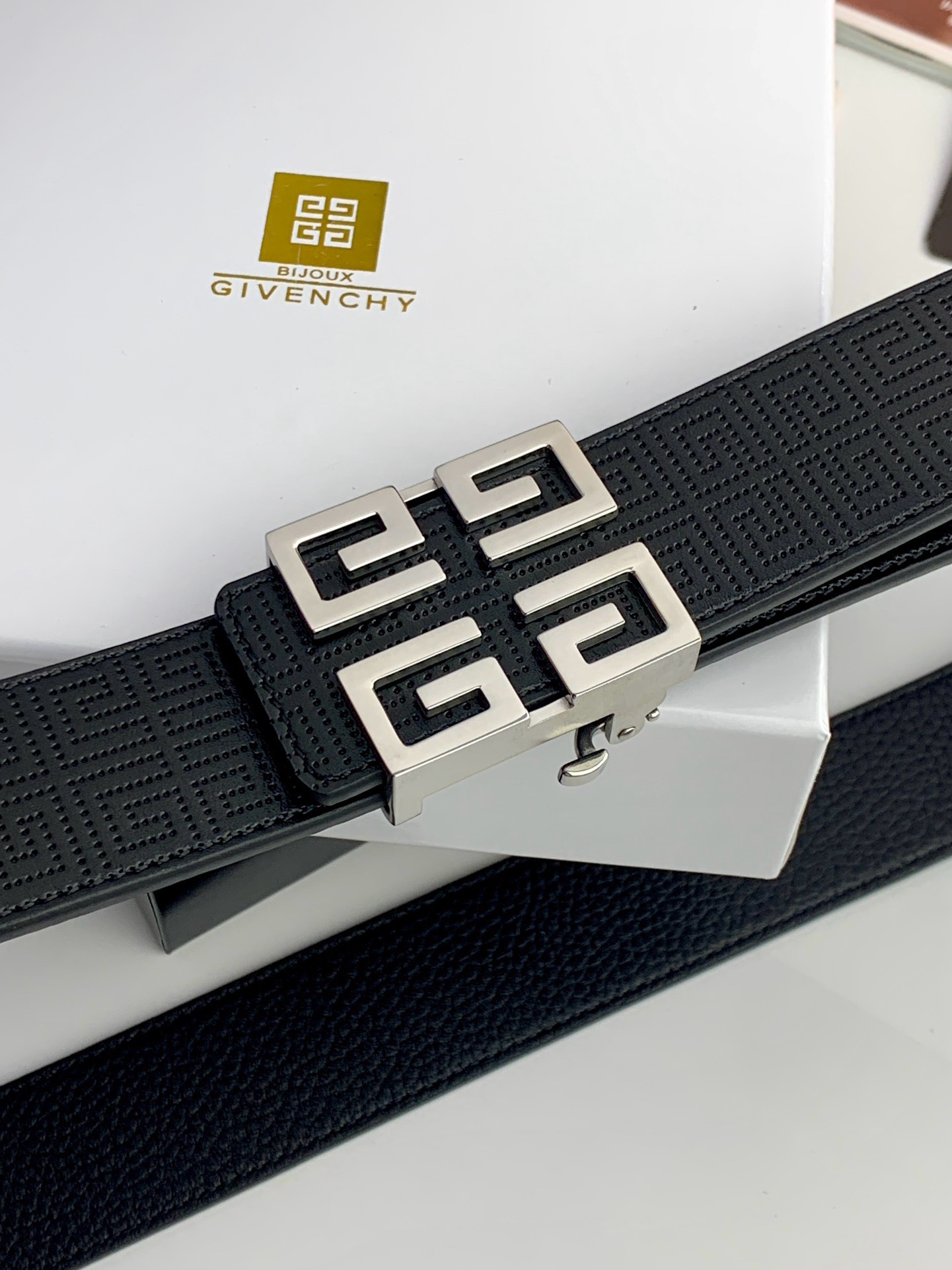 【紀梵希】新款男士 頭層小牛皮黑色壓花腰帶，內襯荔枝紋底，寬38毫米.搭配不鏽鋼經典4G自動扣.商務服裝造型的完美搭配。永恆經典！