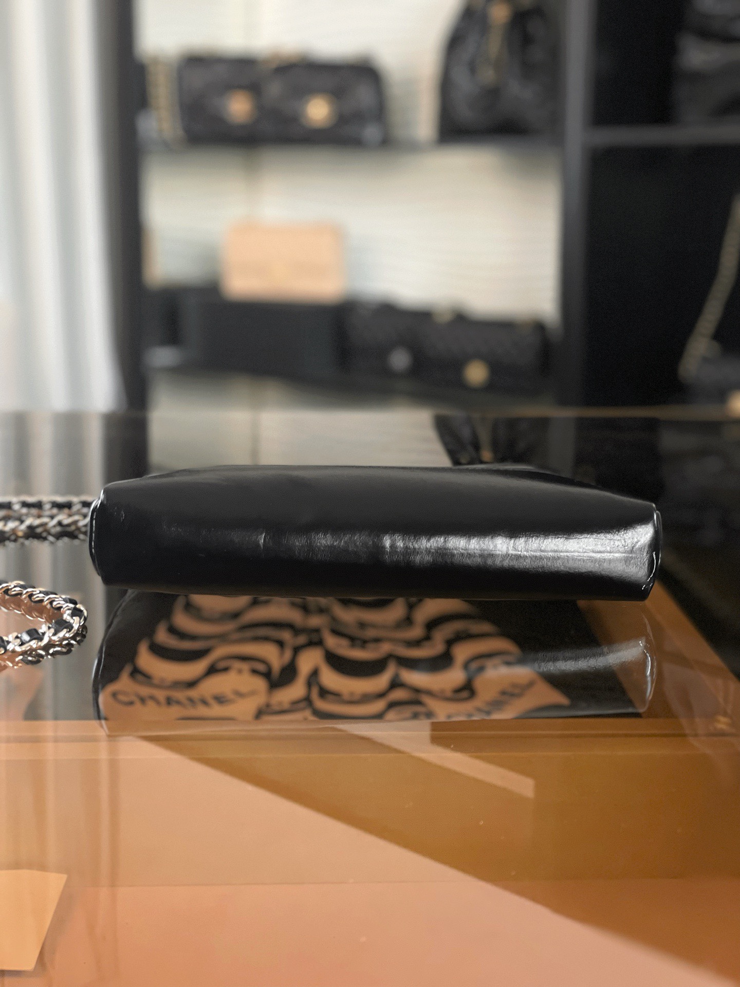 特▪️級鋼 大H實拍
全新到貨🆕𝗖𝗵𝗮𝗻𝗲𝟭 𝟮𝟓𝐏 羊皮系列
𝟥𝟣𝖡𝖺𝗀 𝖭𝖺𝗇𝗈 黑色

𝟐𝟓𝐏橫版𝟥𝟣𝗆𝗂𝗇𝗂可愛無敵𝖦𝖾𝗍❕
“包王”經典再現巧妙設計🪄
滿足了時髦精的在所期待啦…
軟萌感讓我毫無抵抗力〰️

五金：厚鍍𝟣𝟦𝖪淡金
皮料:   金標𝗓𝗉原廠小羊皮
尺寸：𝟣𝟩.𝟧*𝟤𝟢.𝟧*𝟥.𝟧 𝖼𝗆
3656