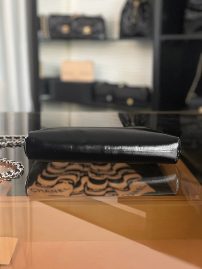 特▪️級鋼 大H實拍
全新到貨🆕𝗖𝗵𝗮𝗻𝗲𝟭 𝟮𝟓𝐏 羊皮系列
𝟥𝟣𝖡𝖺𝗀 𝖭𝖺𝗇𝗈 黑色

𝟐𝟓𝐏橫版𝟥𝟣𝗆𝗂𝗇𝗂可愛無敵𝖦𝖾𝗍❕
“包王”經典再現巧妙設計🪄
滿足了時髦精的在所期待啦…
軟萌感讓我毫無抵抗力〰️

五金：厚鍍𝟣𝟦𝖪淡金
皮料:   金標𝗓𝗉原廠小羊皮
尺寸：𝟣𝟩.𝟧*𝟤𝟢.𝟧*𝟥.𝟧 𝖼𝗆
3656