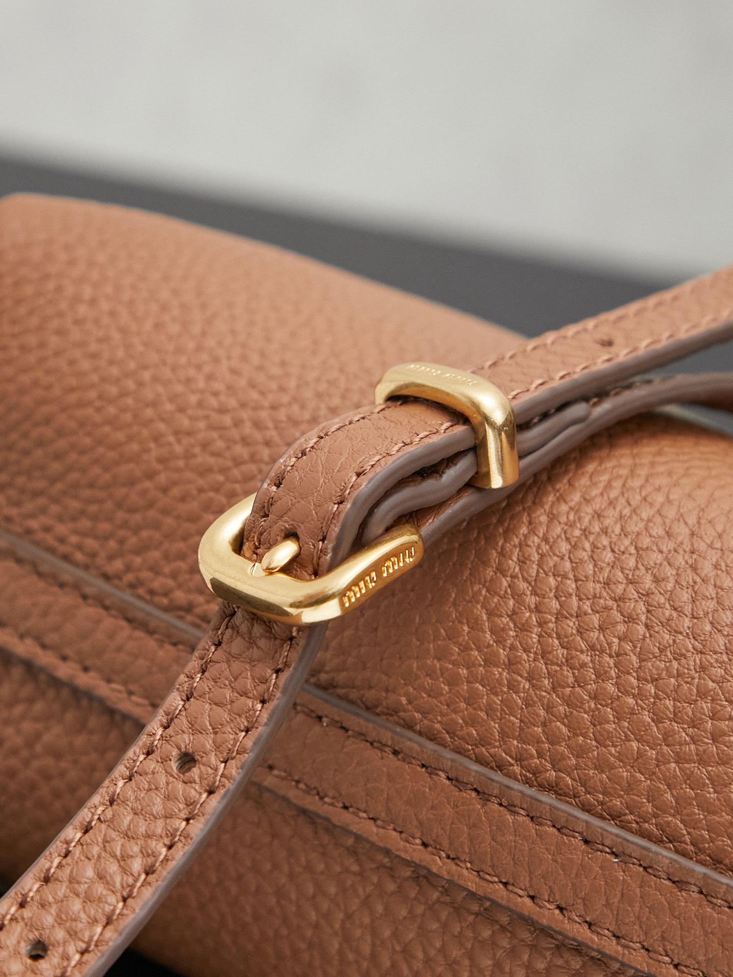 MiuM新品法棍包，这款单肩包延续经典设计，采用轻薄填充皮革设计，别具一格，顶级小牛皮材质，新标logo金属锁扣，正面翻盖开合，风格百变多样，精致优雅，随性慵懒，日常休闲，上班通勤，怎么搭都好看