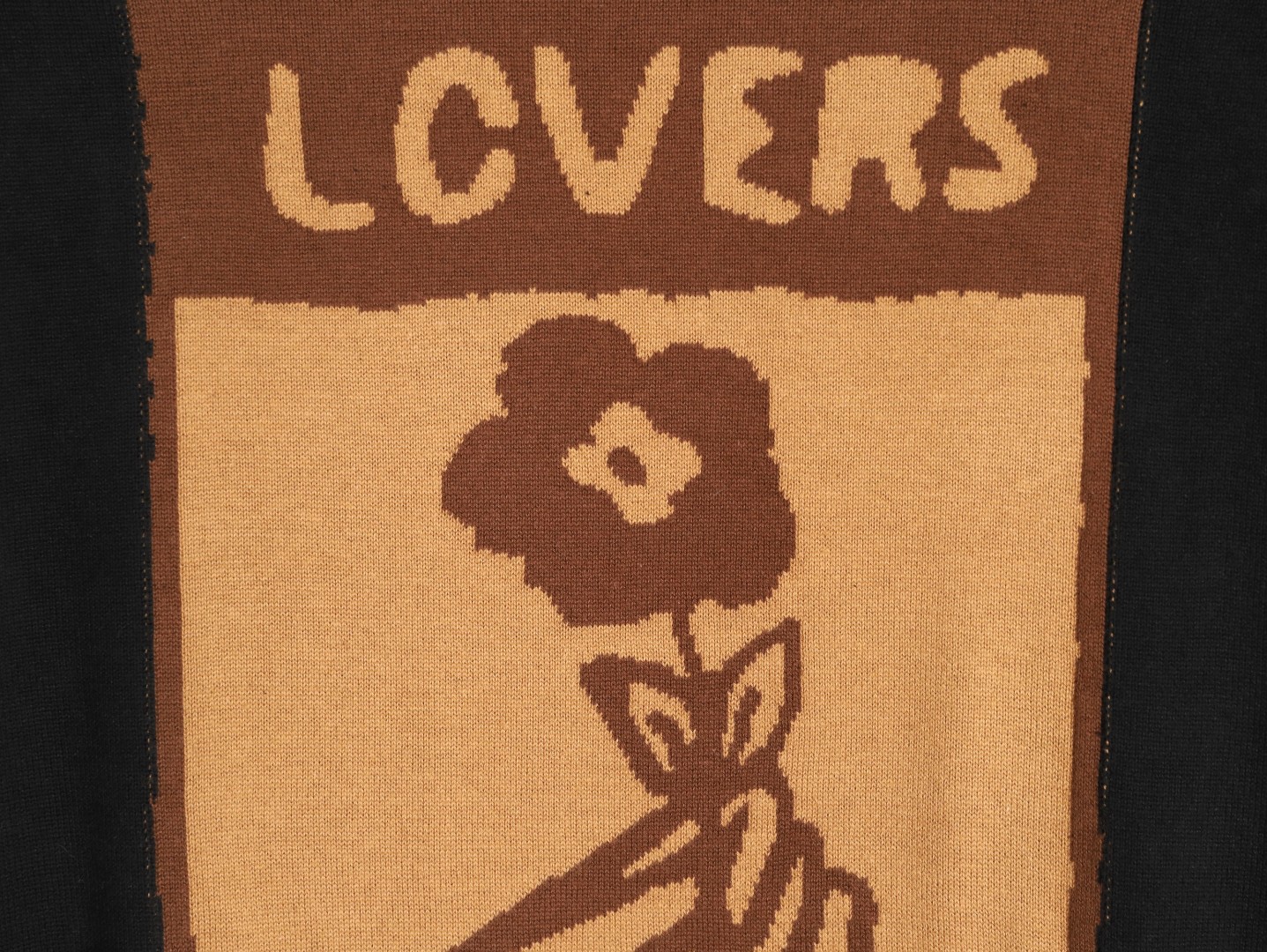 🔝LOUIS VUITTON LV 皮箱幾何圖針織短袖T恤
定織雲柔密紡棉針織料，嵌花提花織法，精細編織不僅確保了圖案的清晰度，還大大增強了織物的耐用性，成衣洗水加軟去味工藝，通過專業的洗滌設備和特定的洗滌劑，對衣物進行深度清潔和去味處理，改善衣物的手感和外觀，寬松版型
B Size：S-XL