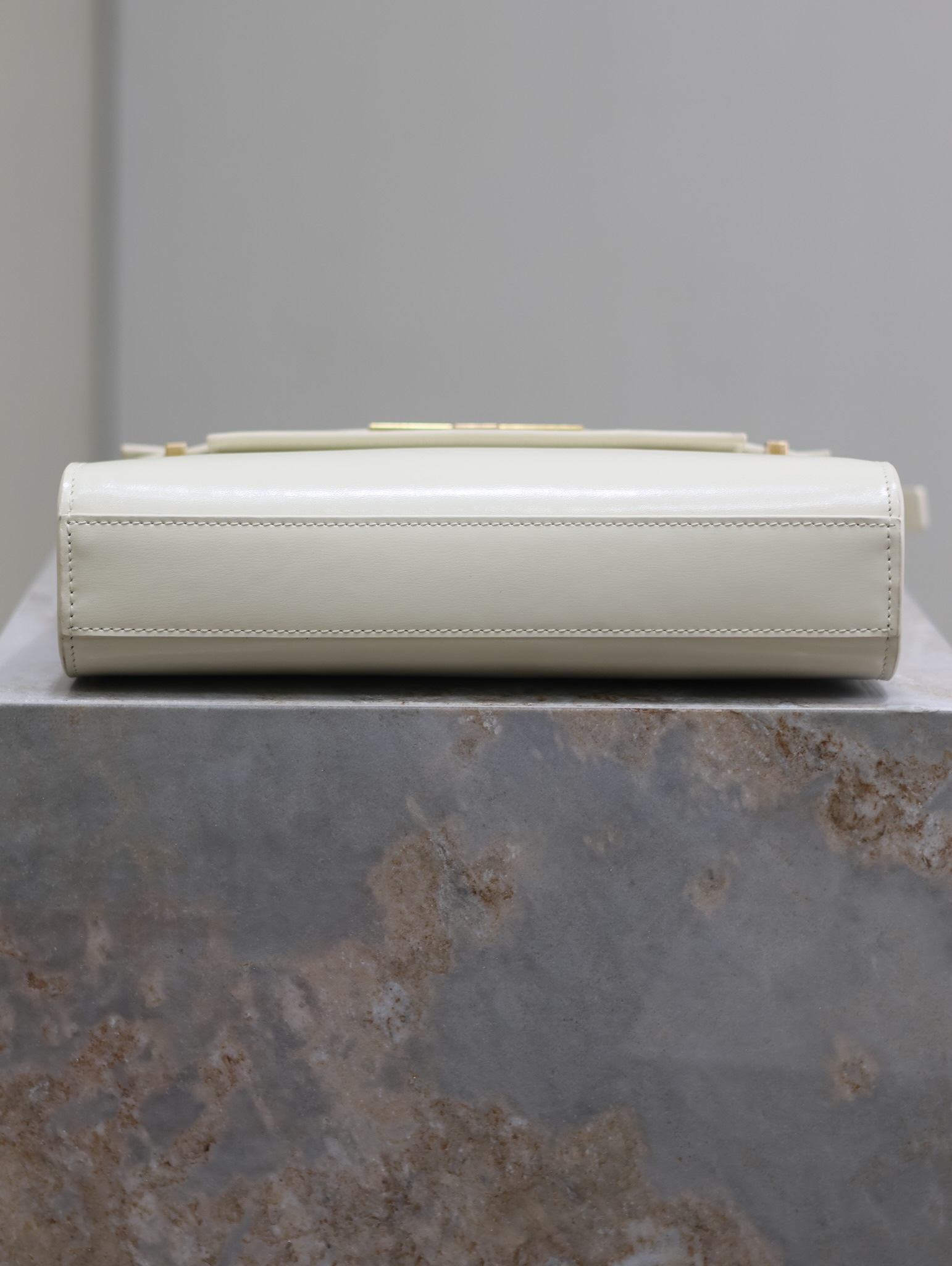 Manhattan_24cm
專櫃同步新款Manhattan法棍包小號24cm全新到貨！最新包型翻蓋曼哈頓法棍包，一改以往經典的logo，取而代之低調簡約的設計風格，它有點像H家的凱莉，很有復古的味道！商務➕休閒兩者結合，總結起來就是百搭！可以手拿，可以單肩或斜挎，一包多用，滿足了商務型女士，又滿足了小女生的休閒！精心挑選的原廠皮、完美的走線、精緻的五金讓整個包包都散髮出高級的味道！
型號：675626
尺寸：24x17.5x6cm