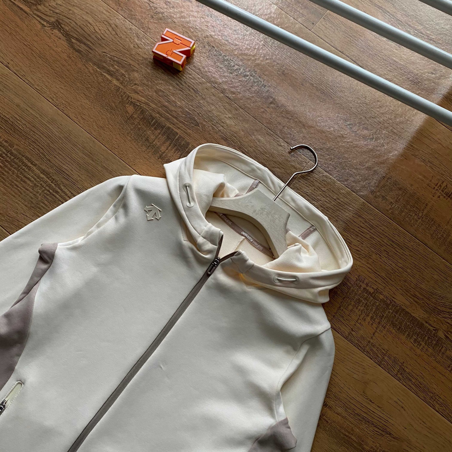 DST女款拼接連帽開衫春秋外套 新款女外套DESCENTE迪桑特空氣層面料輕盈柔軟舒適女士針織運動外套 採用空氣層面料製成的針織運動外套。色澤柔和溫暖，觸感輕柔順。腋下兩側拼色撞色搭配，時尚大氣版型舒適，搭配卡其拉鍊細節，更添女性化氣息。 面料:聚酯纖維84.1%氨綸15.9% 柔軟/彈性/舒適 常規合身款/運動休閒 柔舒軟適不失感質，青春時髦的氣質蔓延開來！初秋需要的時尚質感保暖！一件很很牛贊！很帥！顏高值單品！原原廠單！三標齊全品！質巨棒！
顏色：如圖
