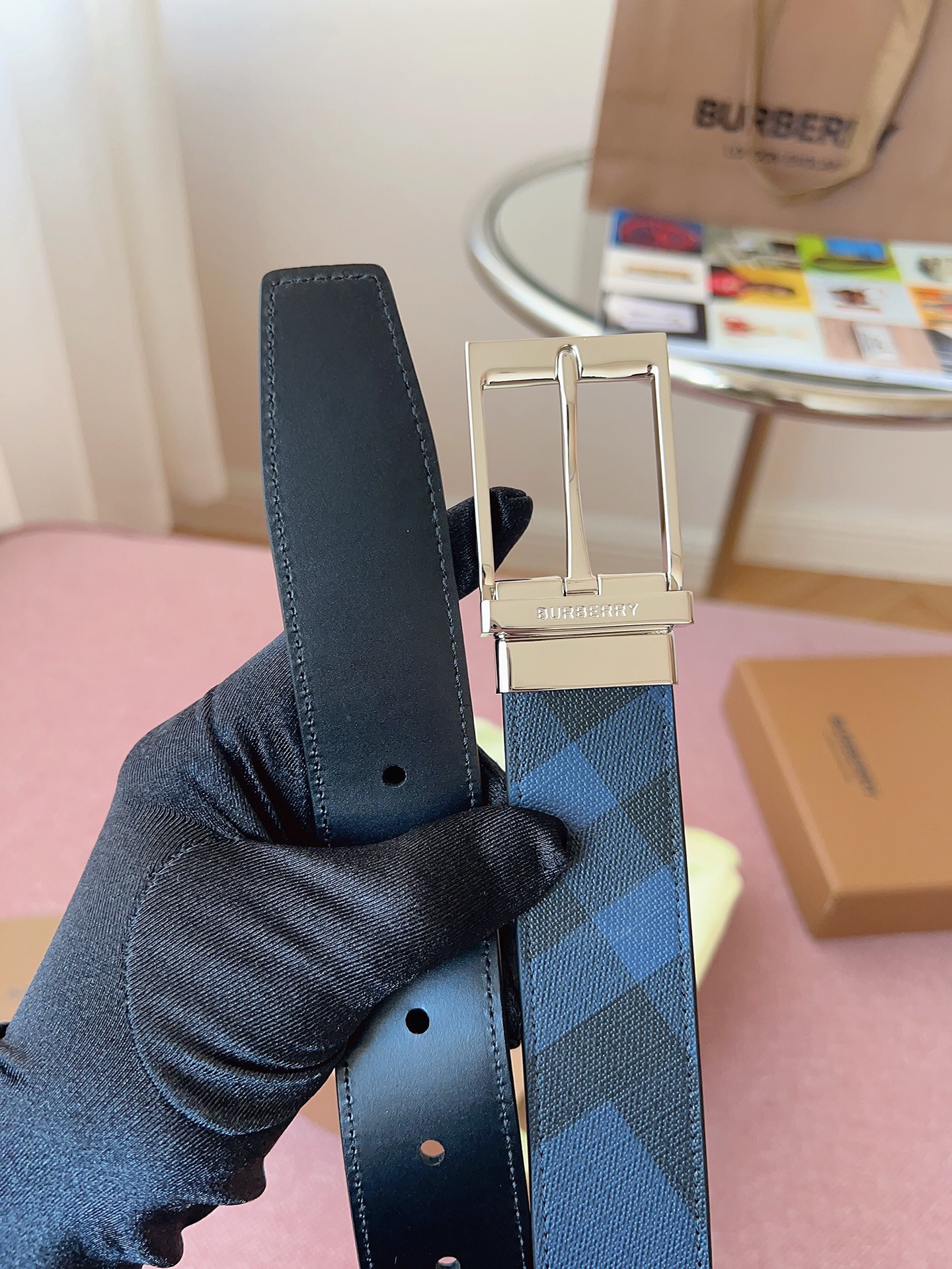 
Burberry博柏利品牌始終秉承傳統精髓，彰顯卓爾不凡的匠制工藝，優雅率性的英倫設計與銳意革新的時尚理念。3.5cm