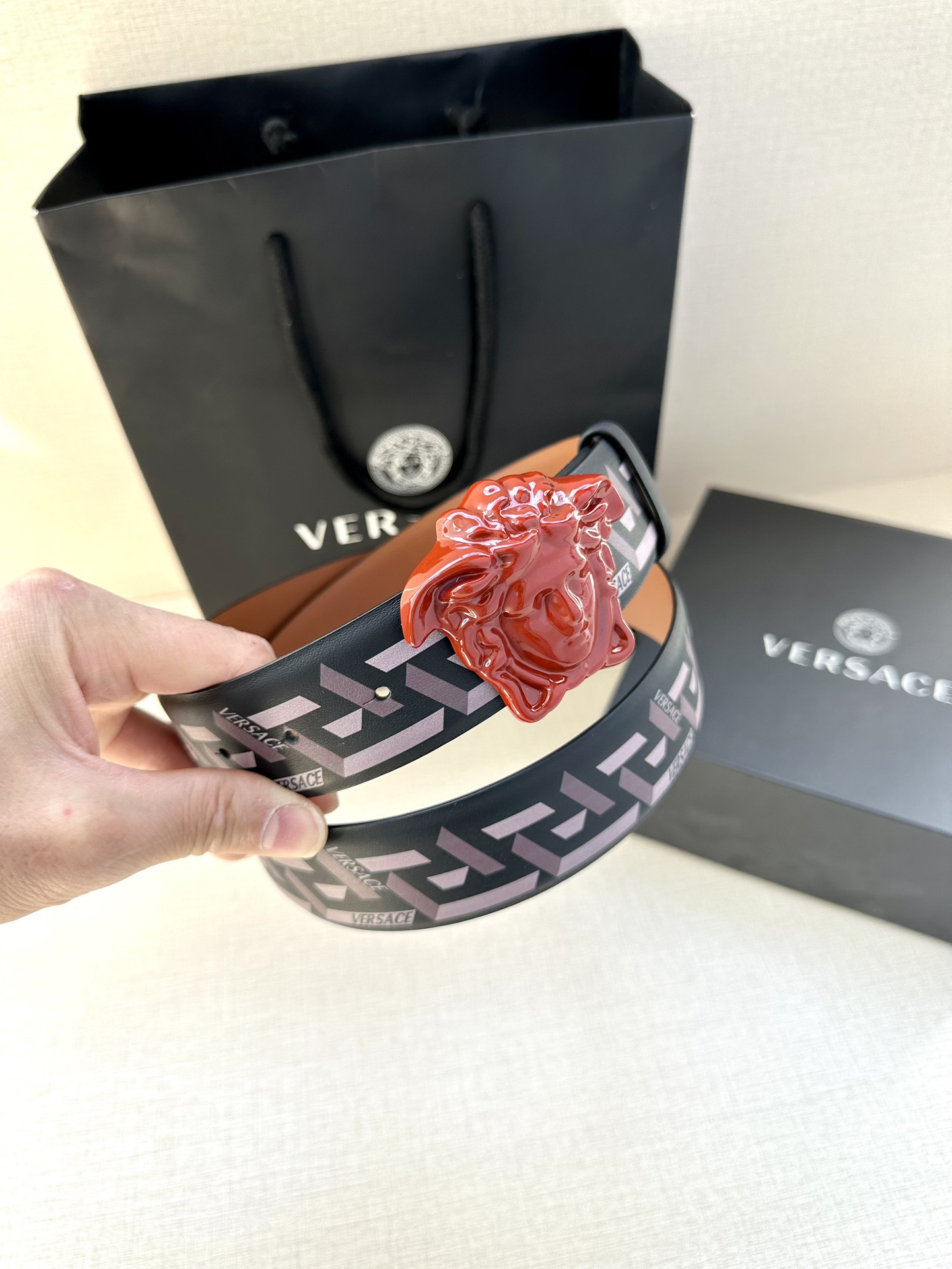 寬度4.0cm VERSACE（範思哲）此款Palazzo腰帶採用牛皮革面料製作，並飾有Le Pop Classique圖案印花和標誌性的美杜莎五金配件。