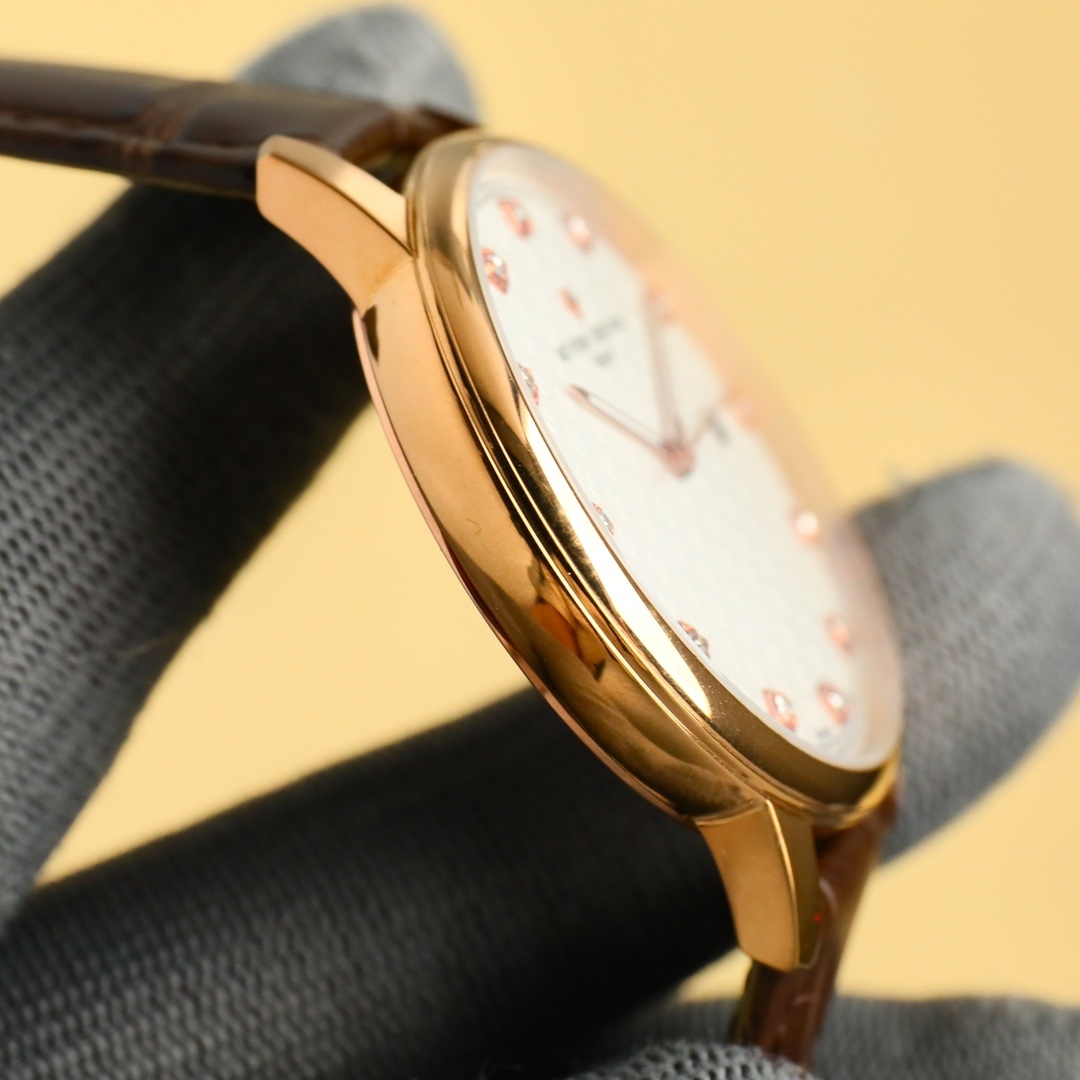 
最新款推薦   市場最高復刻 V4升級版本 江詩丹頓VC傳承系列85180腕表！
1⃣️【表殼】尺寸40MMX9MM，完美圓形的表殼，搭配微孤式表耳設計，使之更加貼合佩戴者的手腕。每一個成品殼套，都需經過MK嚴格的質量把控，方能還原正品獨特的質感。
2⃣️【機芯】9015鋼輪等部件均由MK制表師精工裝飾，自動擺陀更是鍍有18k金，最大限度呈現原裝精湛的工藝水平。
3⃣️【表鏡】前後兩片藍寶石玻璃鏡面，均有防眩暈鍍膜處理。
4⃣️【錶帶】雙層意大利小牛皮，搭配馬耳他十字針扣。