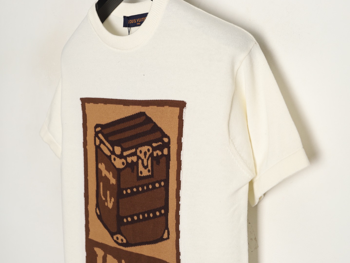🔝LOUIS VUITTON LV 皮箱幾何圖針織短袖T恤
定織雲柔密紡棉針織料，嵌花提花織法，精細編織不僅確保了圖案的清晰度，還大大增強了織物的耐用性，成衣洗水加軟去味工藝，通過專業的洗滌設備和特定的洗滌劑，對衣物進行深度清潔和去味處理，改善衣物的手感和外觀，寬松版型
B Size：S-XL