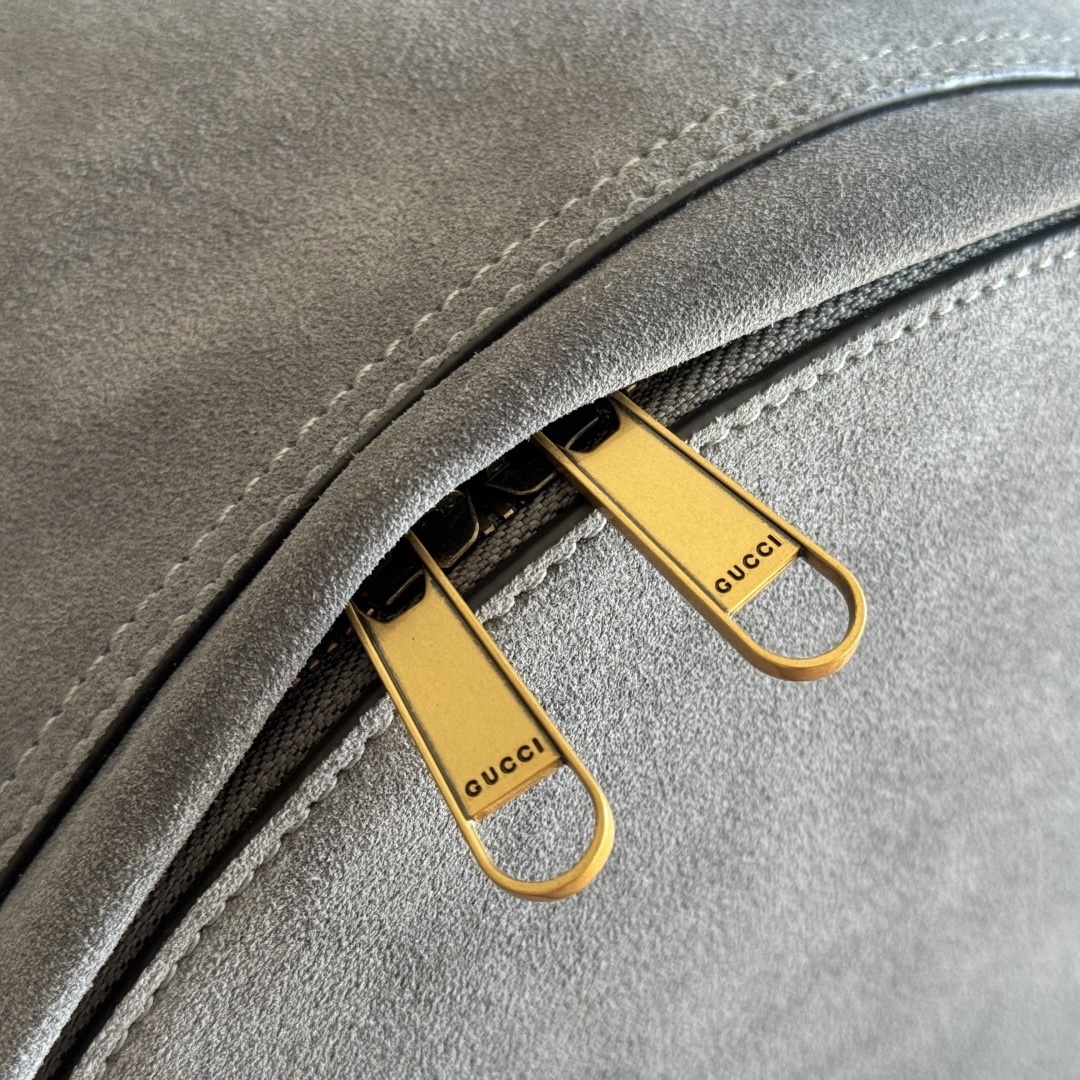 💋💋💋《配全套原廠專櫃包裝》【新品】Ophidia系列匠心選用白色配色，搭配經典廓形與新增功能性設計，甄選觸感柔軟的織物打造。這款背包以柔軟GG Supreme材質打造，匠心綴飾雙G標識和紅綠織帶細節。
