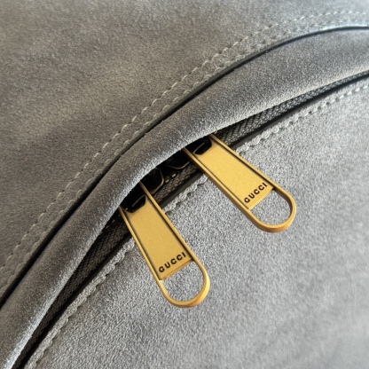 💋💋💋《配全套原廠專櫃包裝》【新品】Ophidia系列匠心選用白色配色，搭配經典廓形與新增功能性設計，甄選觸感柔軟的織物打造。這款背包以柔軟GG Supreme材質打造，匠心綴飾雙G標識和紅綠織帶細節。
