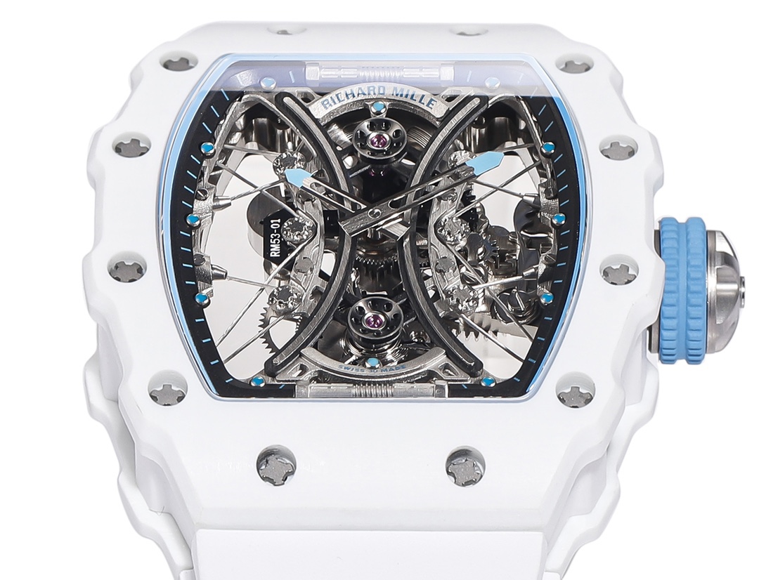 白色TPT石英纖維
【RICHARD MILLE】理查米爾RM53-01 將腕表設計與運動賽事相互結合，完美詮釋了賽場上的勇者堅定信念、頑強拼搏的精神。RM53-01以馬術運動為背景，採用多種高科技材料來抵御運動時帶來的強烈撞擊，從而保證不受破壞、正常運轉。高科技材質打造如同“護具”。“RM 53-01 PABLO MAC DONOUGH”的陀飛輪腕表，此款腕表除具備運動腕表的動感與活力外，還配備了堅固的TPT®碳纖維表殼、層壓藍寶石水晶表鏡以及固定機芯的懸浮式鋼索，有效的降低巨大衝擊、