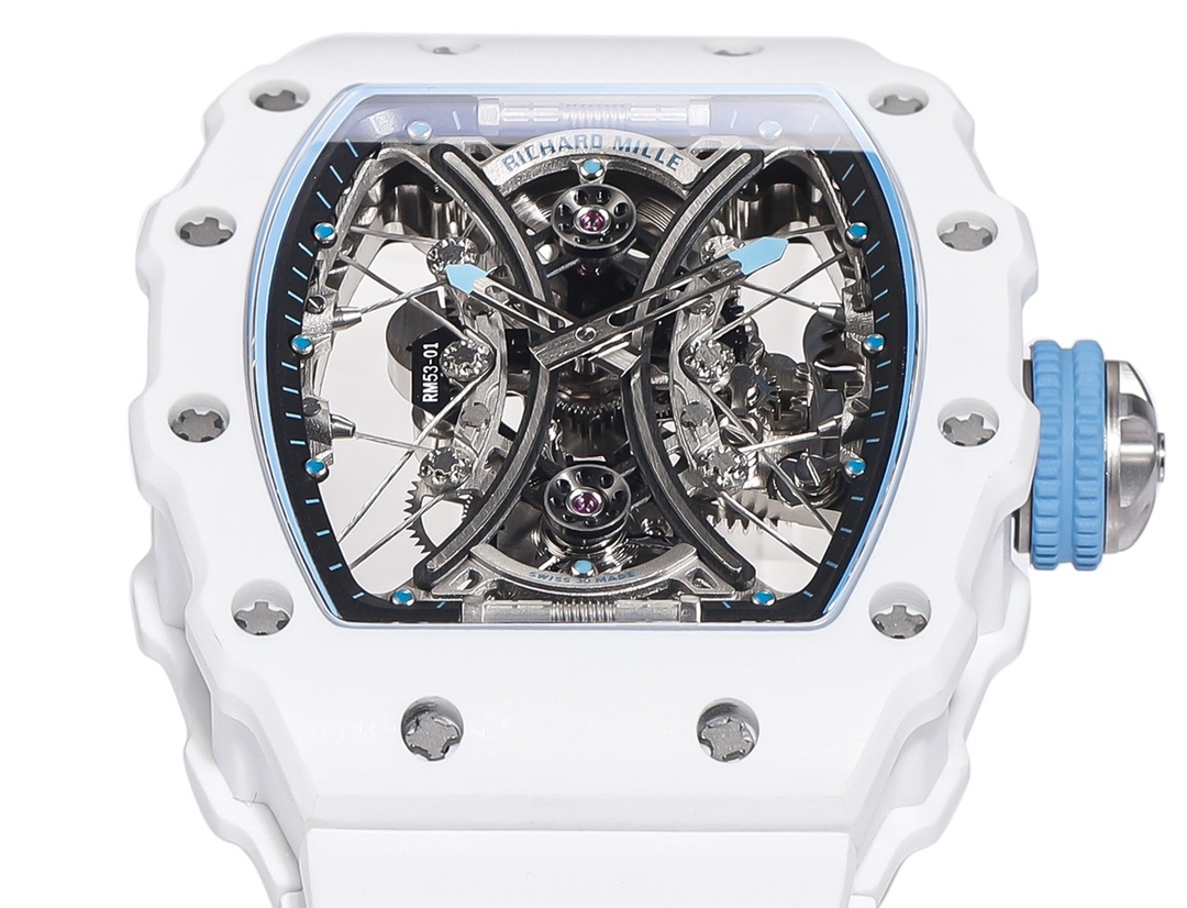 白色TPT石英纖維
【RICHARD MILLE】理查米爾RM53-01 將腕表設計與運動賽事相互結合，完美詮釋了賽場上的勇者堅定信念、頑強拼搏的精神。RM53-01以馬術運動為背景，採用多種高科技材料來抵御運動時帶來的強烈撞擊，從而保證不受破壞、正常運轉。高科技材質打造如同“護具”。“RM 53-01 PABLO MAC DONOUGH”的陀飛輪腕表，此款腕表除具備運動腕表的動感與活力外，還配備了堅固的TPT®碳纖維表殼、層壓藍寶石水晶表鏡以及固定機芯的懸浮式鋼索，有效的降低巨大衝擊、
