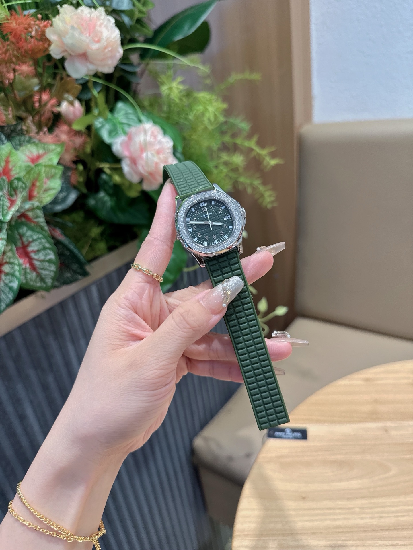 
百達翡麗  5067A 手雷 石英女表 PATEK PHILIPPE--5067A全系列石英腕表，帶來全網最佳的復刻產品和極致體驗，確保還原正品般的舒適感，尺寸35.6X7.7mm 圓潤的八角形表殼與原裝一致，走時穩定，續航持久，性價比超高。