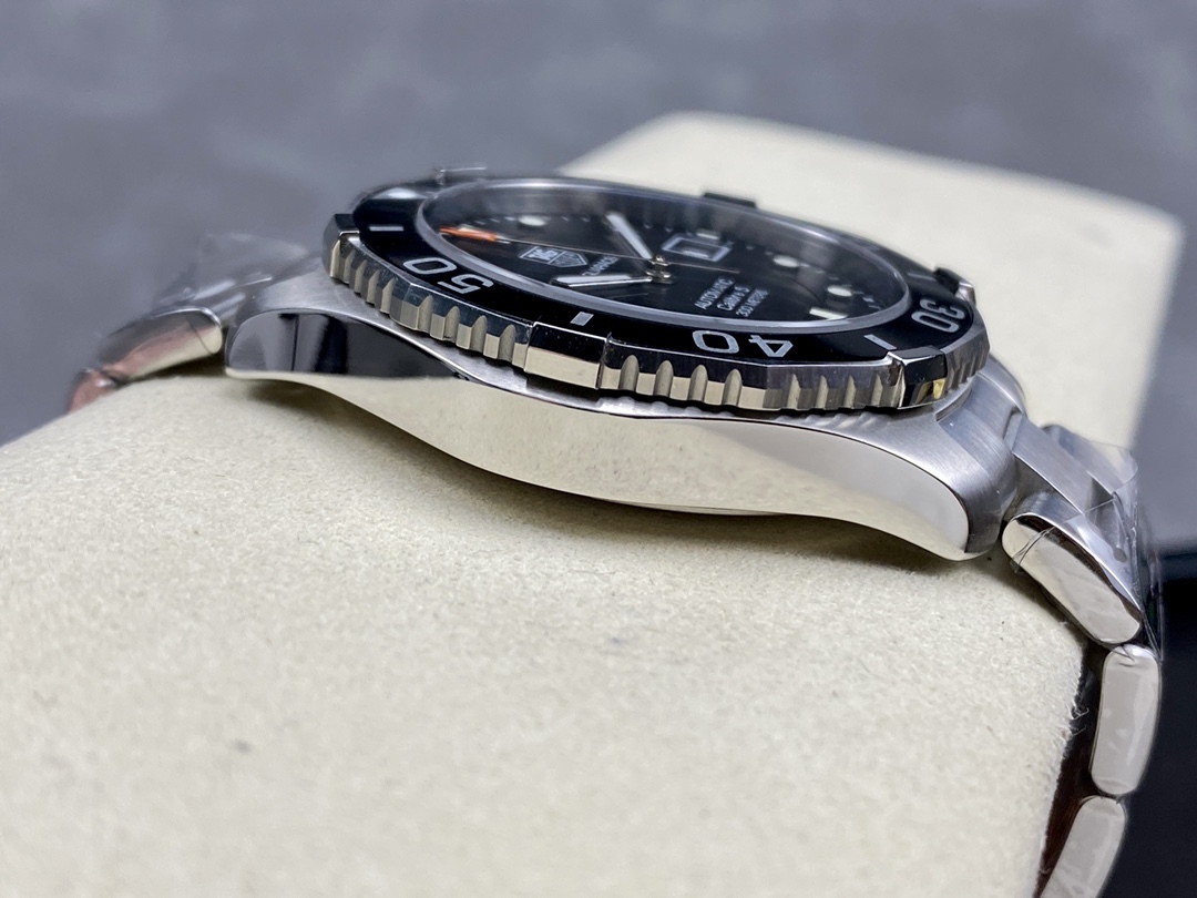 TAR年末巨獻——超級泰格豪雅系列腕表，正裝休閒兩不誤、小眾而不平庸、穩重而不失靈動，通勤的最佳首選腕表。全系均採用原裝數據打造、配件可以和原廠互換，頂級打磨 超強夜光 防水性能高達100米，超原單品質 誠意滿滿 並搭載原裝sw200機芯，歡迎品鑒！