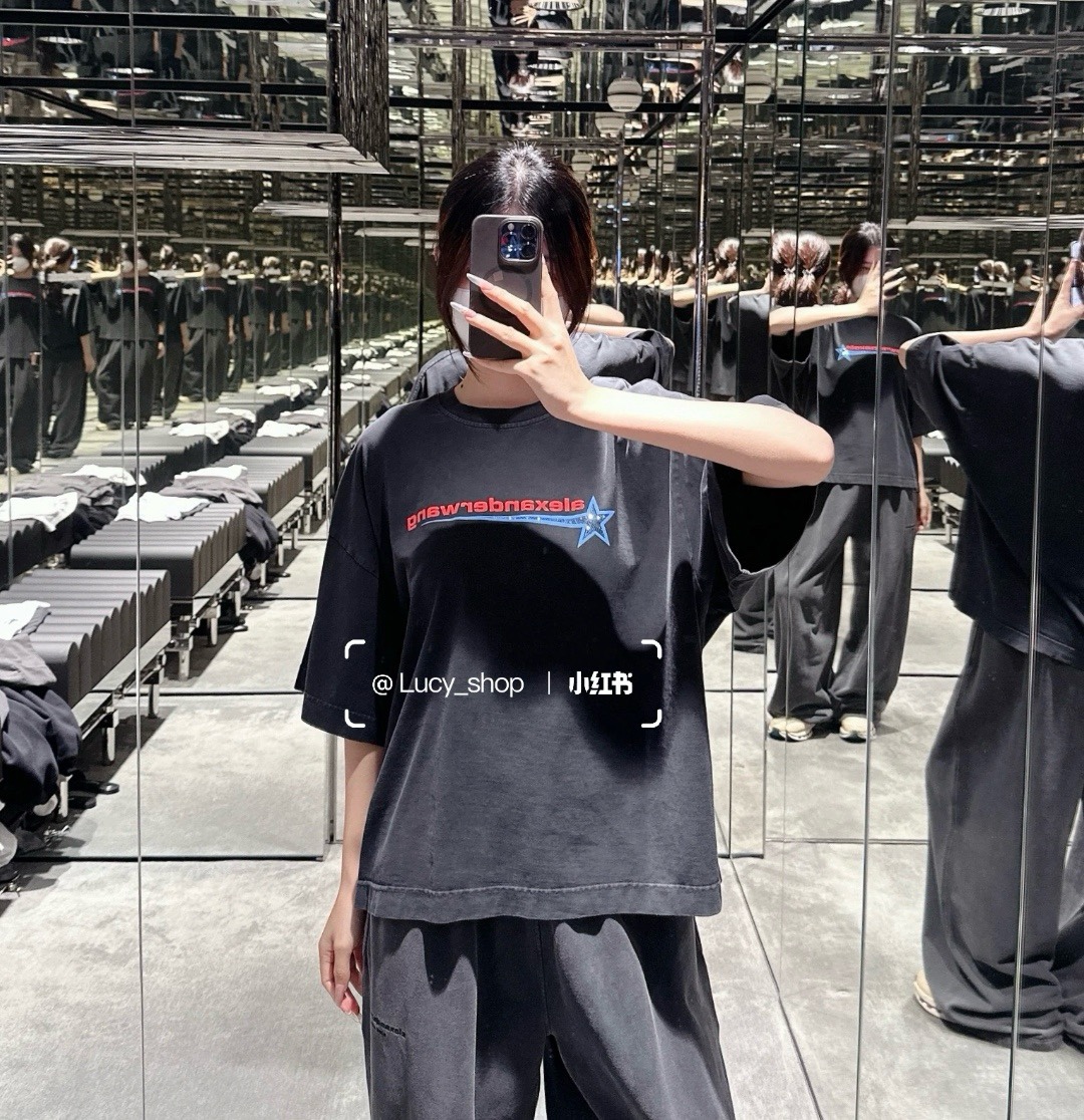 🔝Alexander Wang 亞歷山大王 26SS 燙鑽流星印花短袖T恤
獨家對版定織定染高品質精梳棉棉紗 面料手感柔軟舒適，與原版面料相同！水洗去毛，正品版型，做到了真正的"oversize“版型
尺碼：S-XL