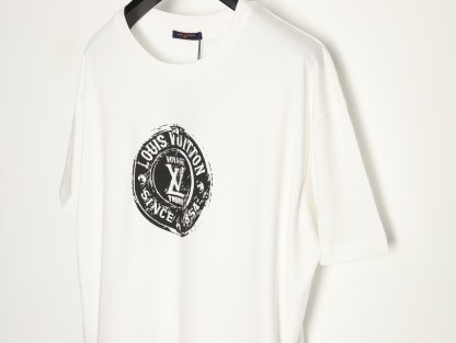 Louis Vuitton/路易威登 25ss 印章logo印花短袖
本款T恤以柔軟透氣的棉質針織裁出休閒廓形。胸前印章點綴多樣路易經典元素，涵蓋品牌創始年份，歌頌品牌的旅行與制箱傳承。

面料紗線支數為60支，屬於高支棉紗紗線細膩柔軟。單股結構使面料更輕盈透氣，雙面針織工藝，正反面紋理一致，面料結構緊密，彈性較好不易卷邊，觸感細膩適合貼身穿著。

TPU光油印花工藝，這是一種結合功能性材料與視覺效果的先進印花技術，尤其適用於提升面料的高端質感。印花用於增加光澤、立體感和特殊觸感，用於設計獨特