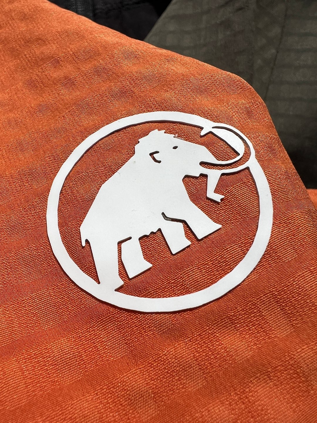 2026年春季新款猛獁象MAMMUT輕量單層彈力外套夾克 男女同款 軟殼連帽夾克
面料95的聚酯纖維 5的氨綸 輕盈帶彈力  手感柔軟舒適   不靜電 質感輕膚，，自帶纖維紋理 ，格紋凹槽 空氣流通  可快速散熱  吸濕排汗 
款式設計簡約大牌，胸口拼布拉鍊口袋 ，多處細節採用四針六線🧵設計點綴，肉眼可見的工藝美
手插口袋，做的壓膠無痕一公分外延  內隱藏拉鍊口袋 上下刺繡鎖邊 提升品質
彈力袖口 輕便舒適 ，下擺出帶有調節繩，穿搭風格可隨意切換
日常休閒  上班通勤 戶外運動  舒適百搭